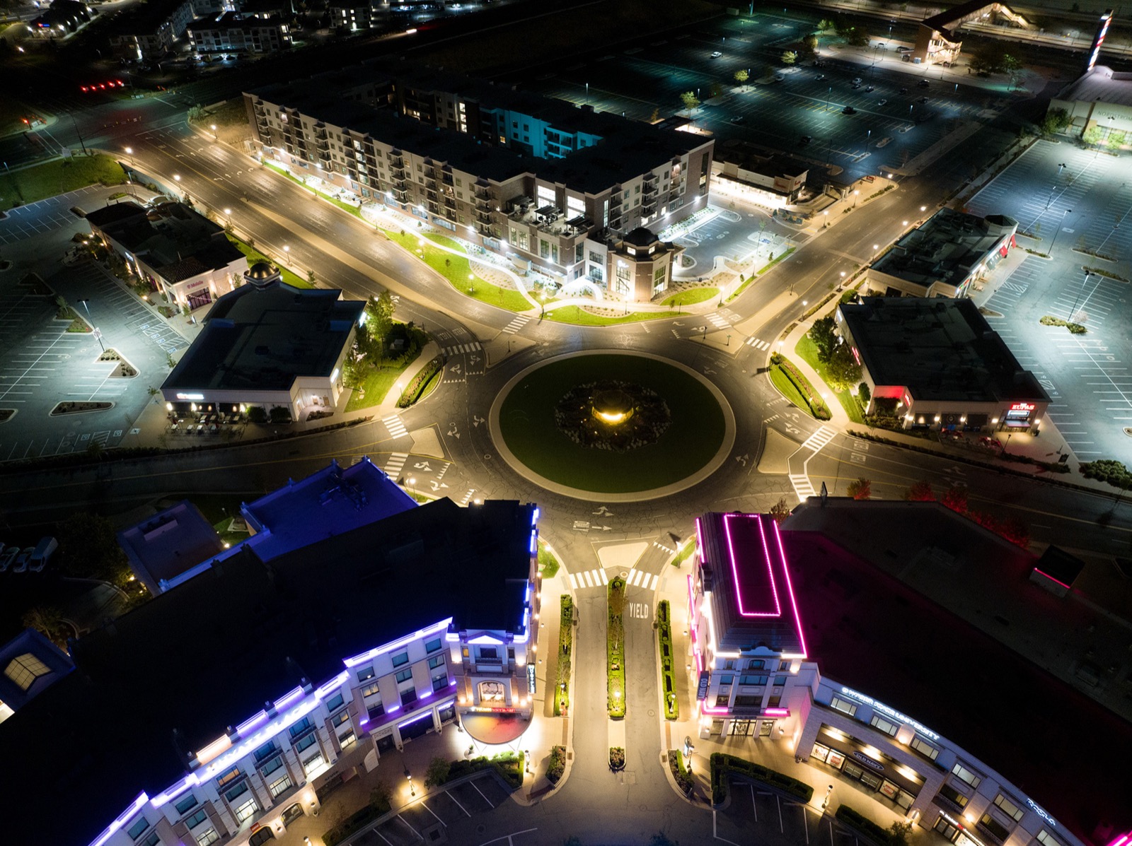 The same roundabout after R9 Neri 600 retrofits — streets and crosswalks evenly lit